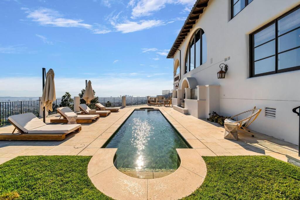 Private Spanish Mansion Perched In The Hills - Los Angeles — Photos 1